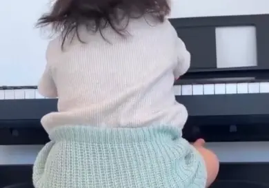 Inti triunfa en redes tocando el piano