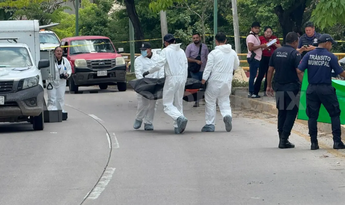 El motorista quedó tendido en el camellón central tras el violento impacto. Ulises Villalobos / CP