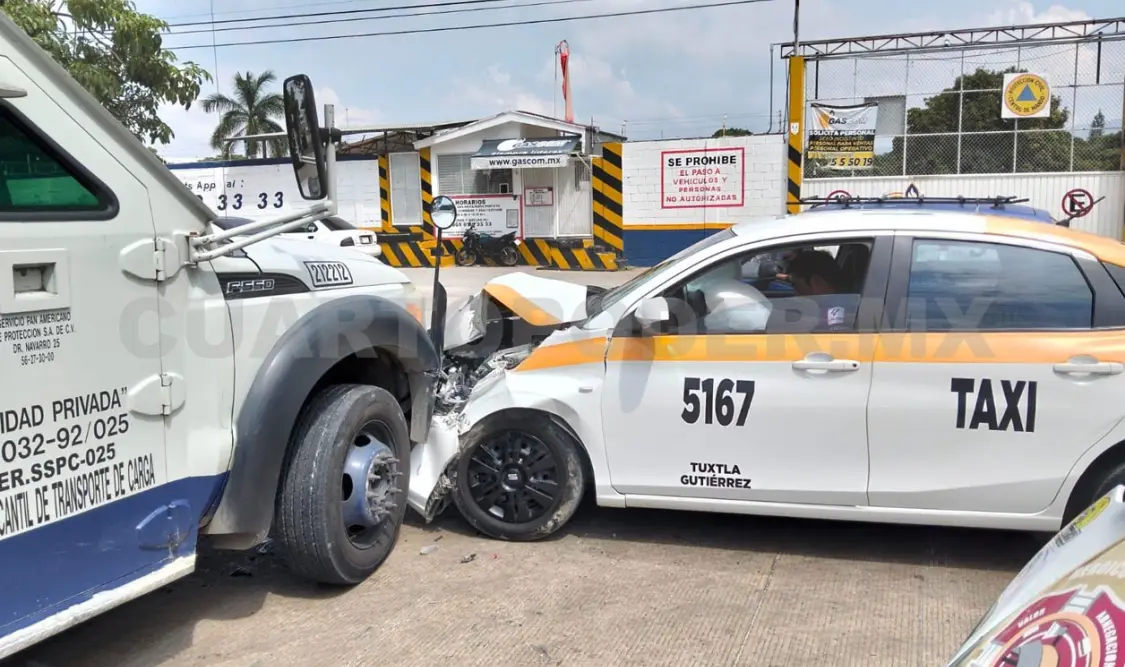 El accidente sucedió alrededor de las 10:45 horas en el libramiento Sur. El taxi acabó destruido de la parte frontal. Ulises Villalobos / CP