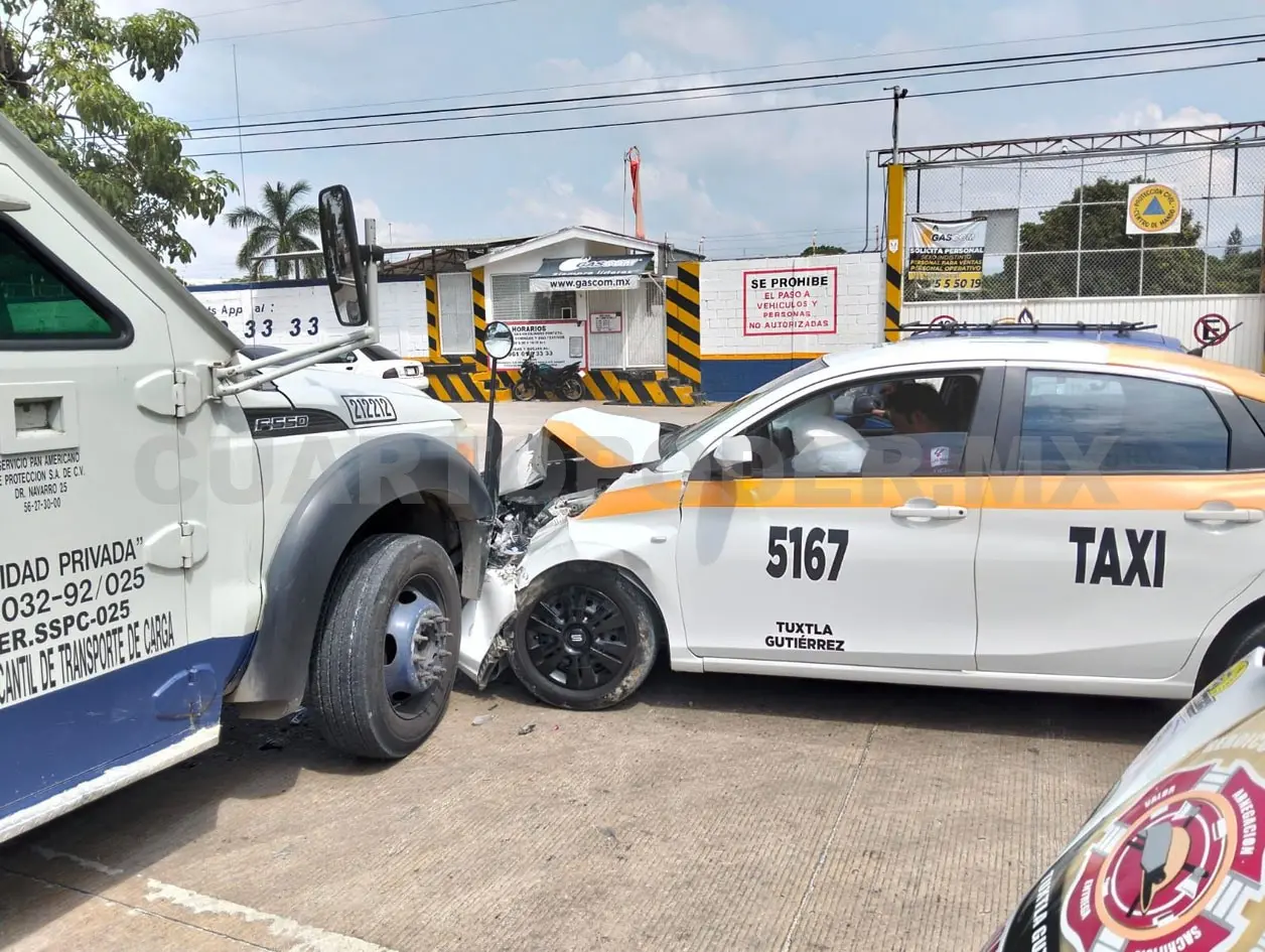 El accidente sucedió alrededor de las 10:45 horas en el libramiento Sur. El taxi acabó destruido de la parte frontal. Ulises Villalobos / CP