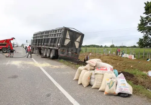 Saquean tráiler cargado de maíz tras percance