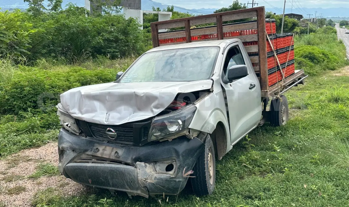El vehículo avícola se llevó la peor parte, quedando con el cofre abollado. Osman Toledo / CP