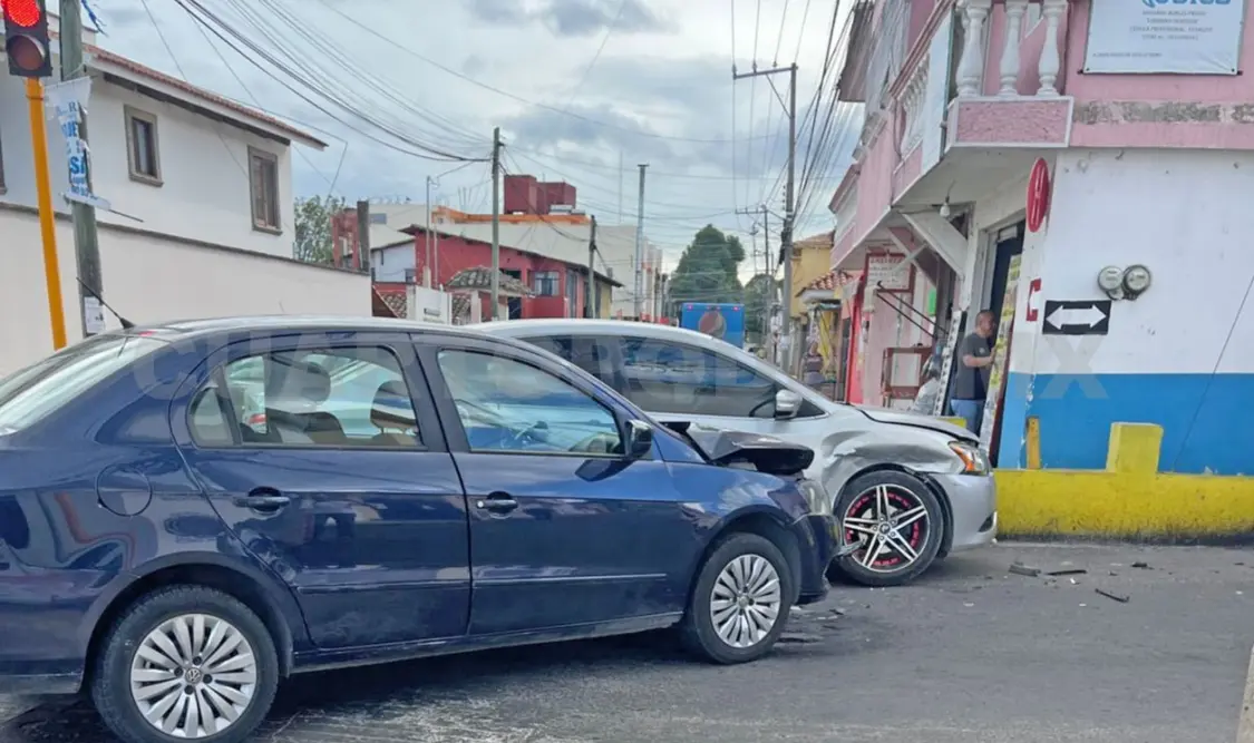 Las unidades involucradas quedaron varadas en pleno cruce, generando un congestionamiento en el barrio Santa Cecilia. Juan Orel / CP