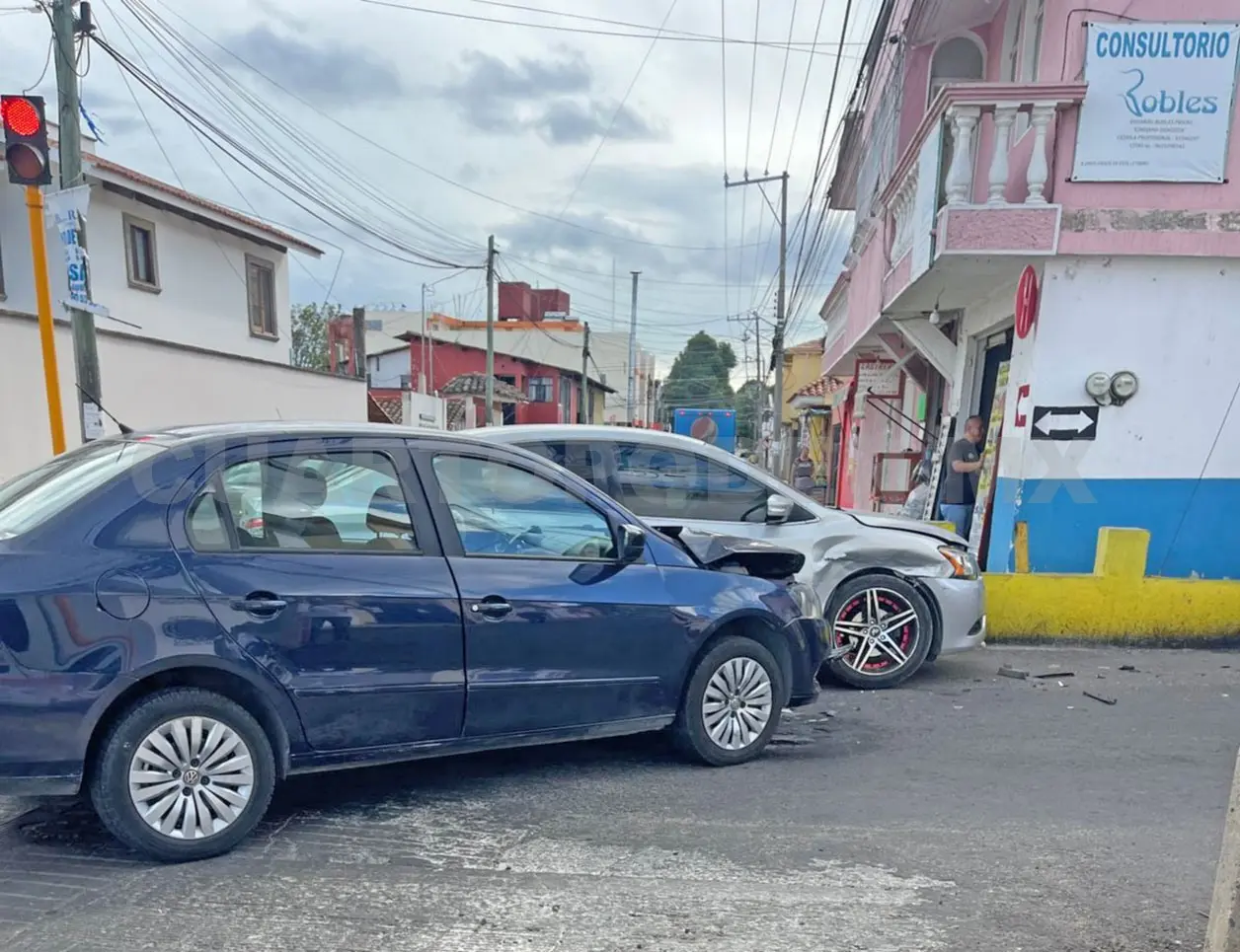 Las unidades involucradas quedaron varadas en pleno cruce, generando un congestionamiento en el barrio Santa Cecilia. Juan Orel / CP
