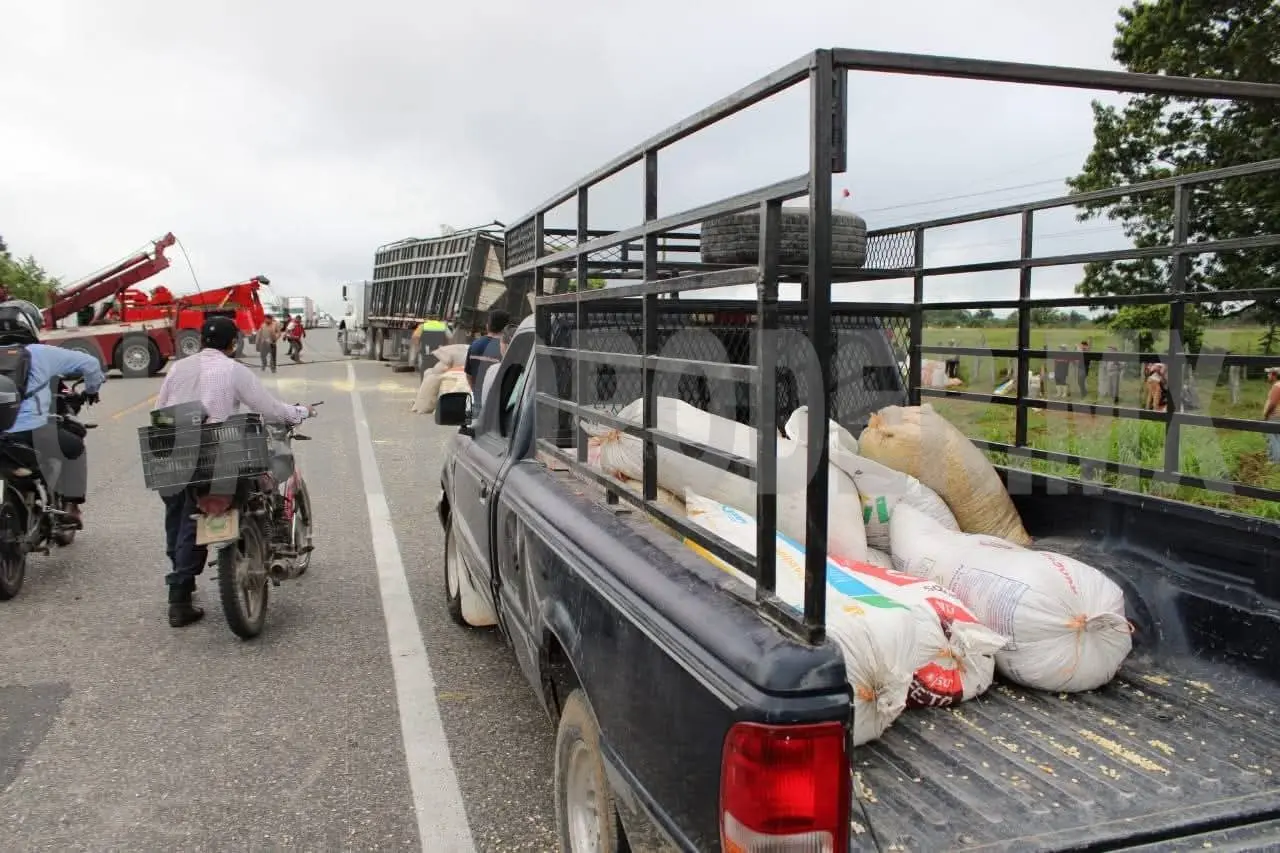 Saquean tráiler cargado de maíz tras percance