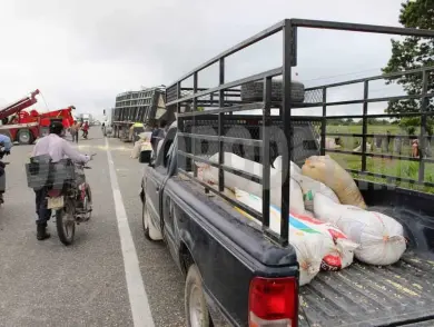 Saquean tráiler cargado de maíz tras percance