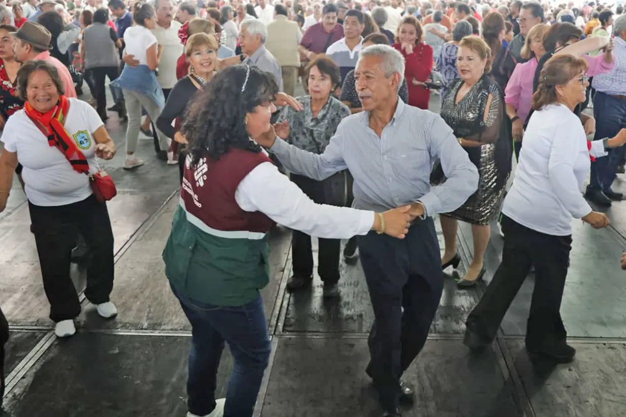 Gobierno capitalino festeja Día del Abuelo con concierto