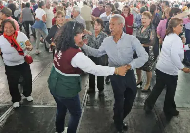 Gobierno capitalino festeja Día del Abuelo con concierto