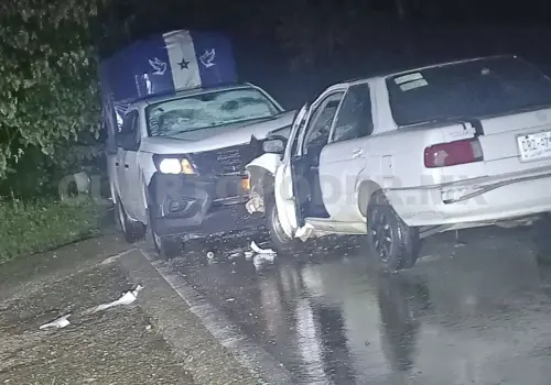 Invade el carril contrario y provoca aparatoso choque