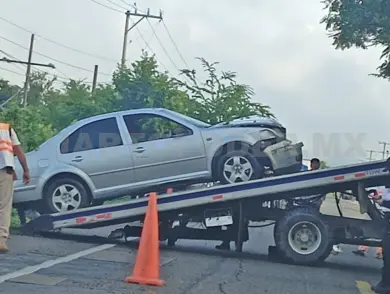 Abandonan un vehículo luego de colisionar