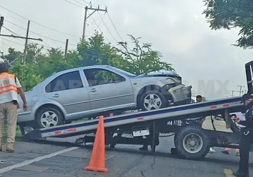 Abandonan un vehículo luego de colisionar