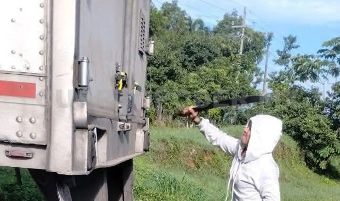 La pesada unidad quedó varada sobre la carretera federal 200, en el tramo Tonalá–Tres Picos. Jesús Cruz / CP