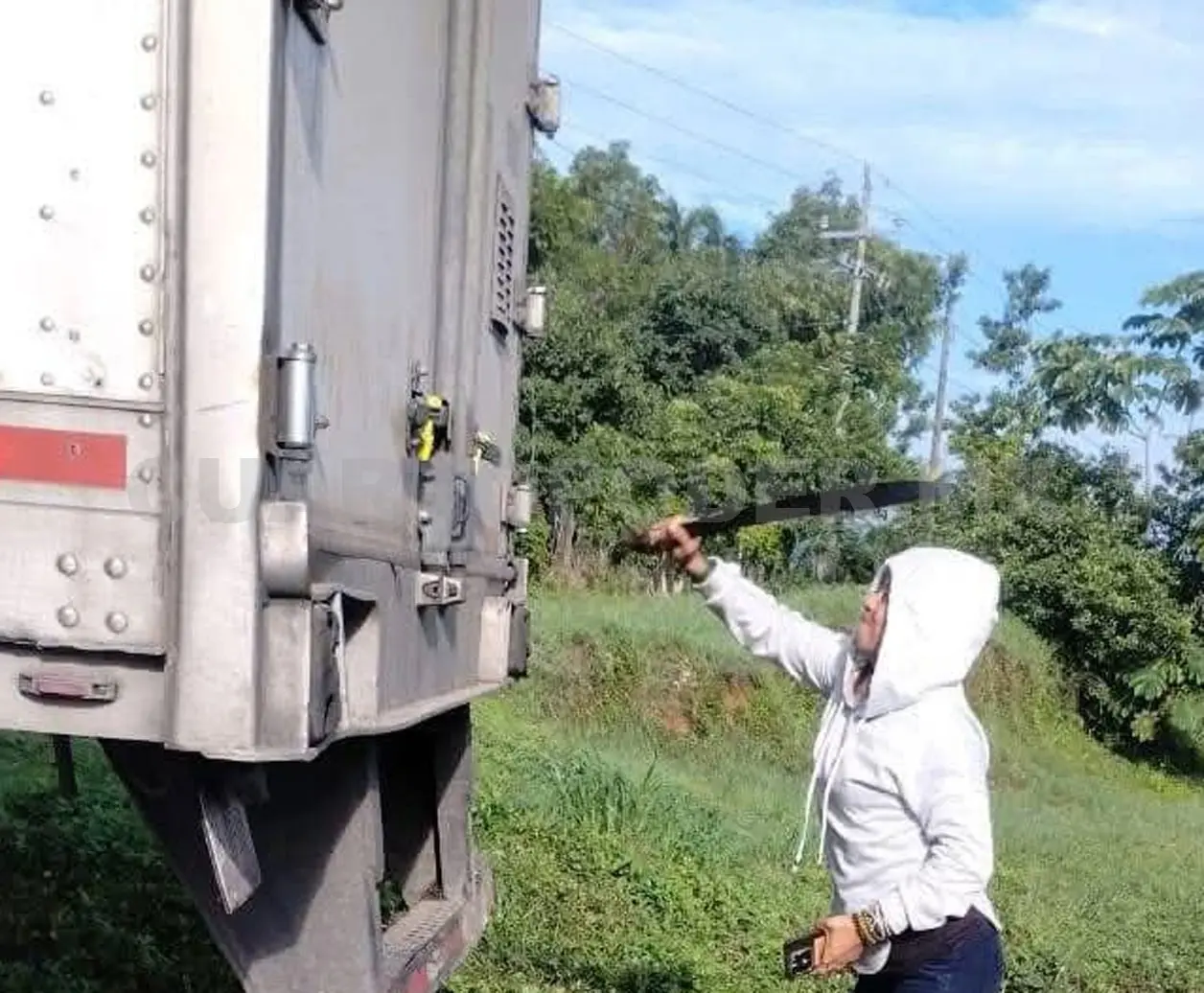 La pesada unidad quedó varada sobre la carretera federal 200, en el tramo Tonalá–Tres Picos. Jesús Cruz / CP