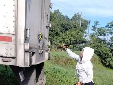 Se le poncha una llanta y acaba varado