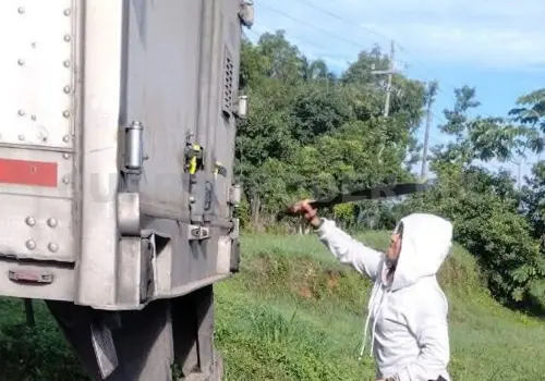 Se le poncha una llanta y acaba varado