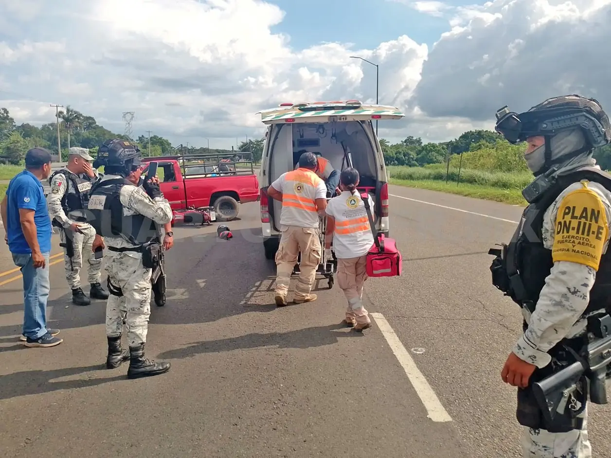 Debido al corte de circulación, los motociclistas se estamparon en el otro vehículo. Víctor Sánchez / CP
