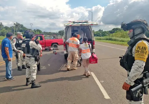 Pareja queda grave al estrellarse en pick up