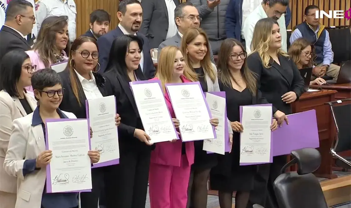 Entrega de últimas constancias de mayoría a juzgadoras que resultaron electas. Cortesía