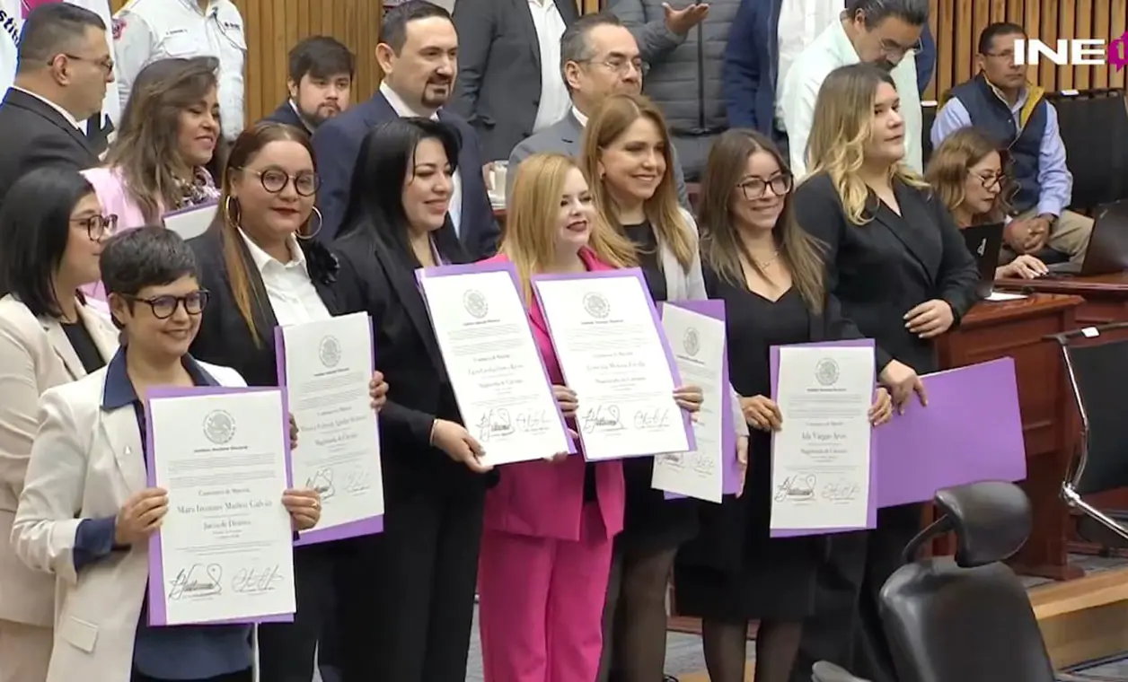 Entrega de últimas constancias de mayoría a juzgadoras que resultaron electas. Cortesía
