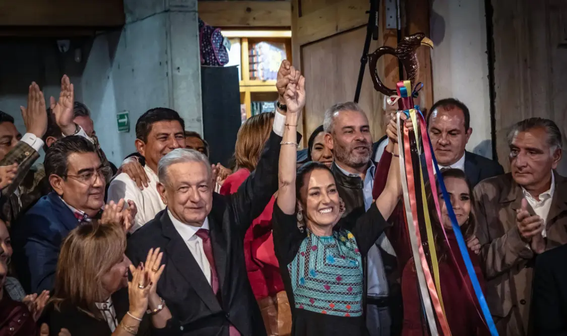 Cobijada por AMLO, quien le entregó el bastón de mando para conducir los designios de México. Cortesía