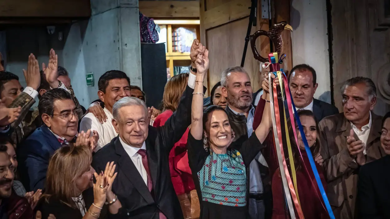 Cobijada por AMLO, quien le entregó el bastón de mando para conducir los designios de  México. Cortesía