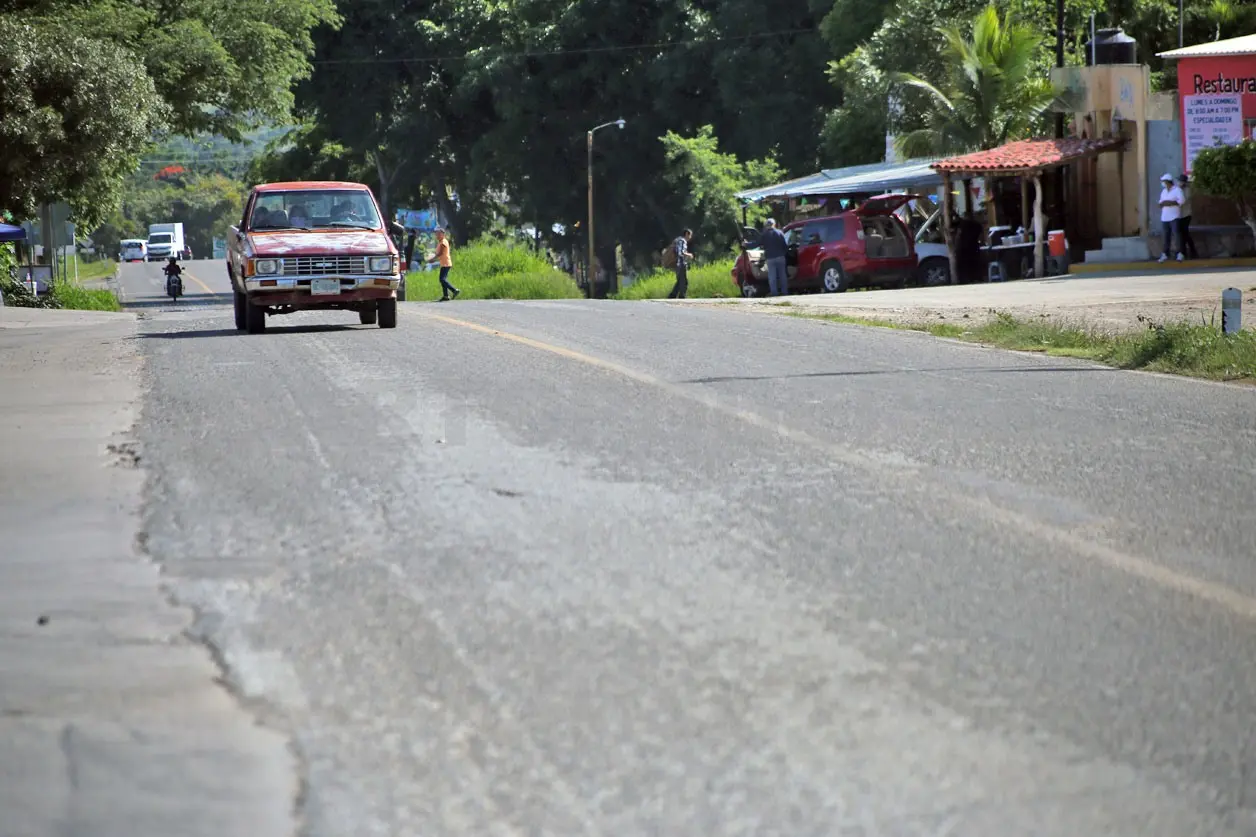 Los baches abundan en las diferentes carreteras de Chiapas. CP