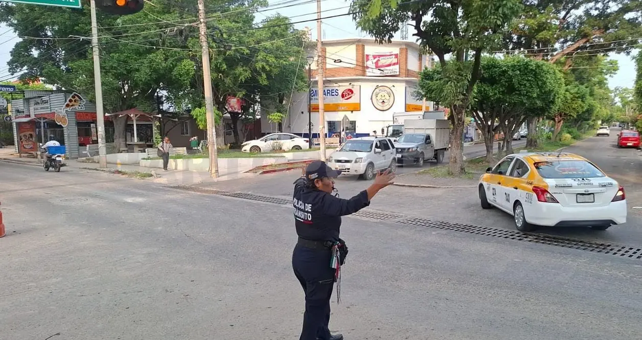 Agentes de Tránsito Municipal y Estatal vigilarán los accesos y salidas de las escuelas para reducir accidentes. CP