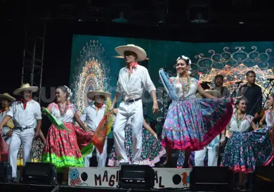 Todo un éxito el Ballet Folklórico Magisterial