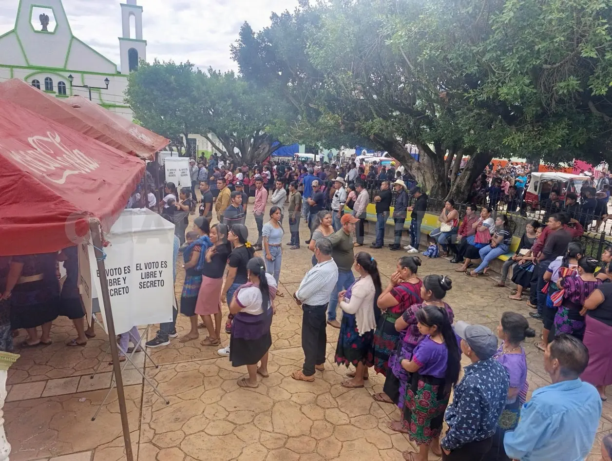 Se pudo observar la presencia de varias personas haciendo fila desde muy temprano para emitir su sufragio. Elio Henríquez / CP