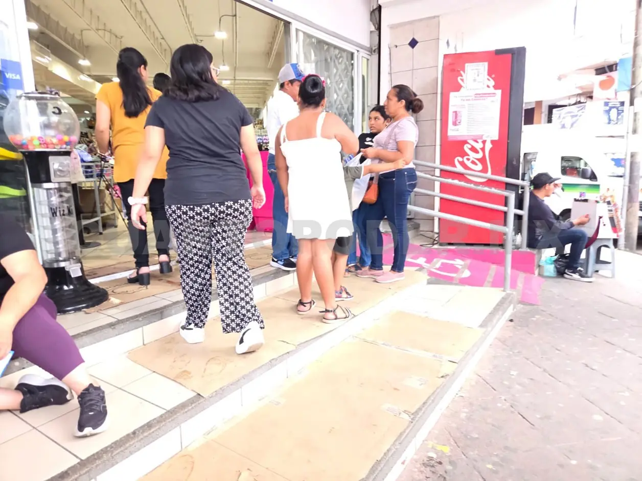 Padres de familia afirman que la situación económica los llevó a dejar las compras al último. Ramón García / CP