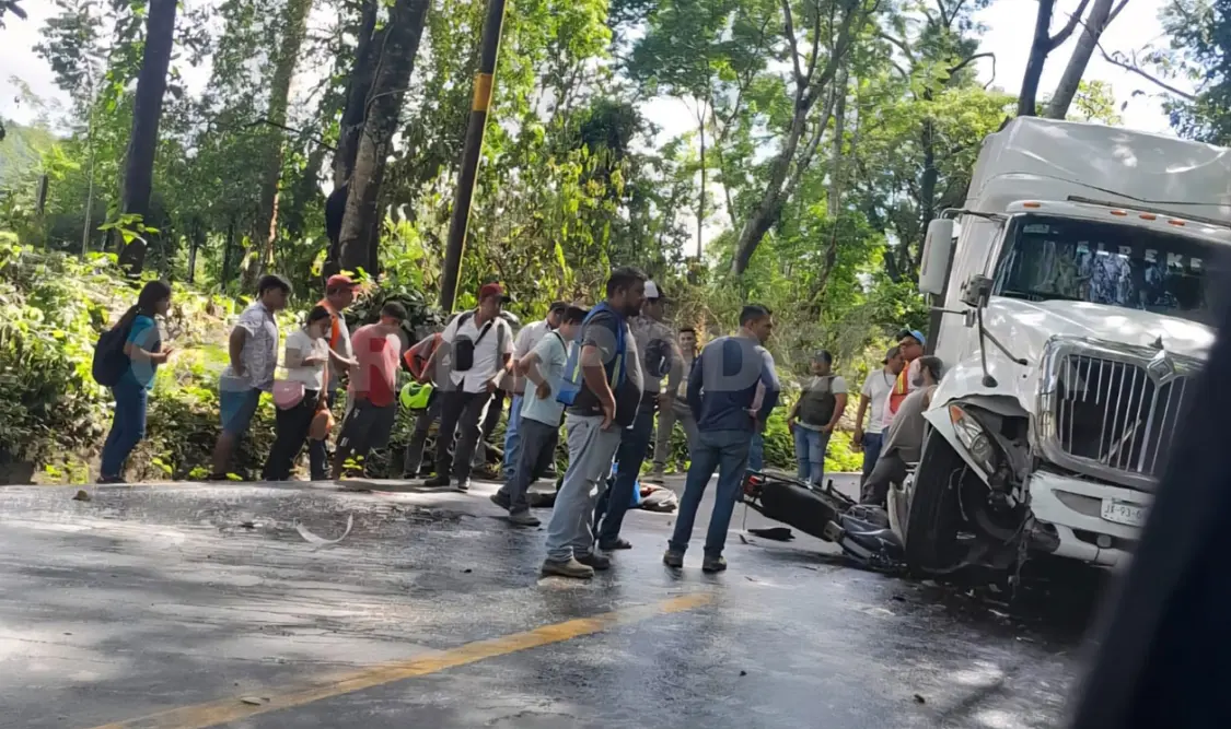 La motocicleta fue aplastada por el tractocamión que transportaba material pétreo. Genaro Sánchez / CP