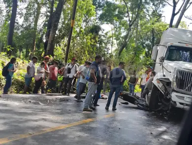 Motocicleta queda debajo de llanta de tráiler