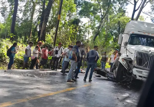 Motocicleta queda debajo de llanta de tráiler