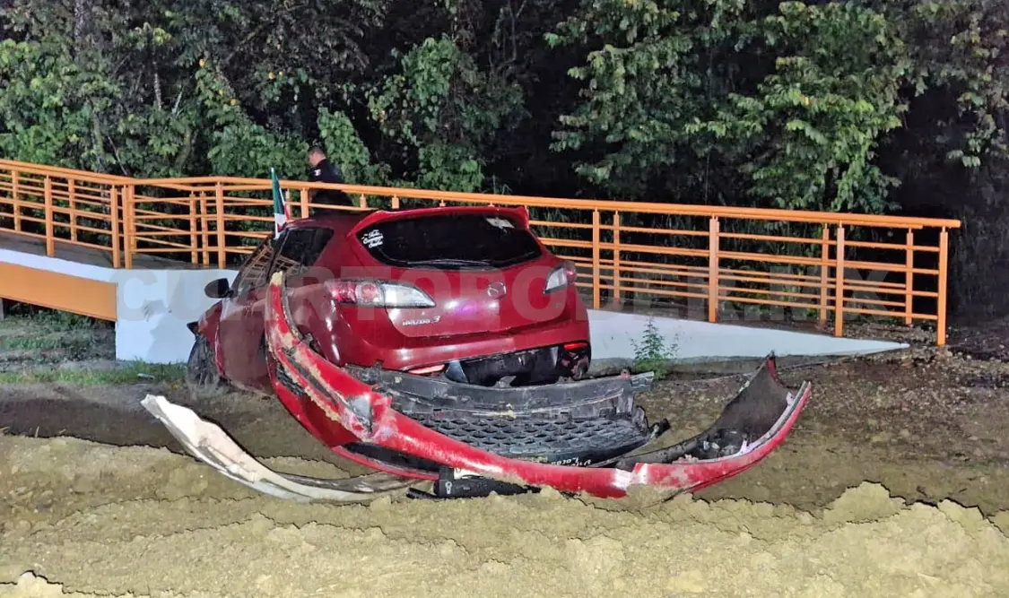 El Mazda 3 estaba severamente averiado al chocar contra la rampa del puente peatonal. Genaro Sánchez / CP