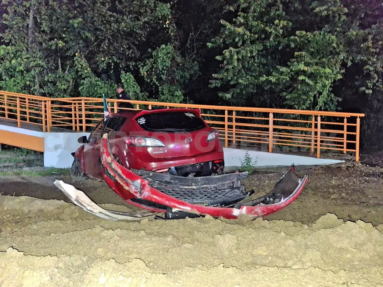 El Mazda 3 estaba severamente averiado al chocar contra la rampa del puente peatonal. Genaro Sánchez / CP