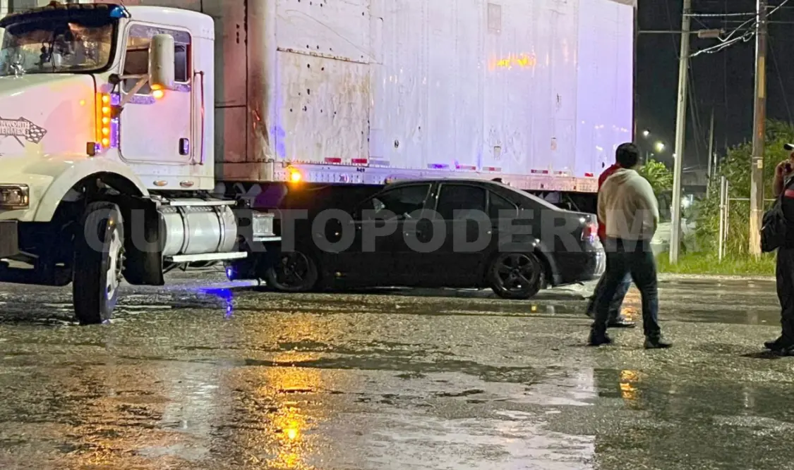 El automóvil se metió debajo de la pesada unidad de carga. Juan Orel / CP