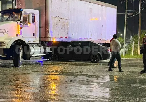 Automovilista se incrusta en camión