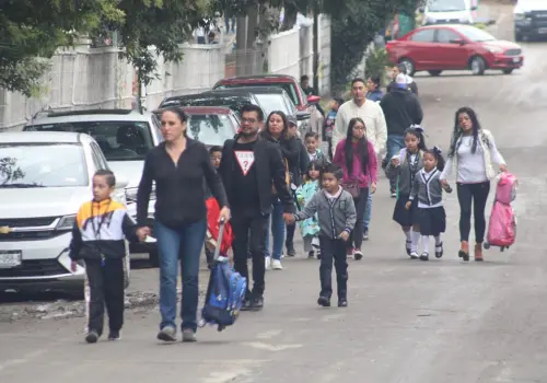 Miles de estudiantes vuelven a las aulas