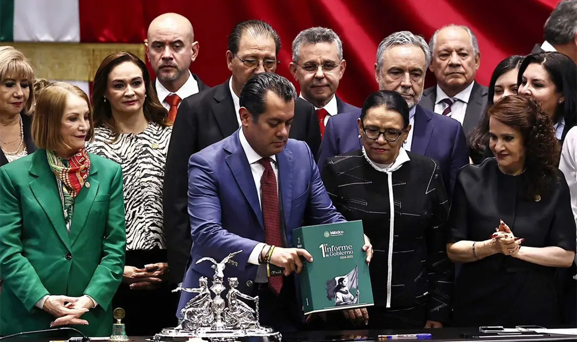 La secretaria entregó el informe al presidente de la Mesa Directiva, Sergio Gutiérrez Luna, y se tomaron la fotografía oficial. El Universal