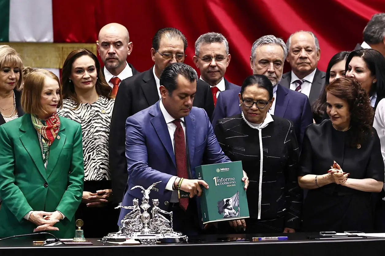 La secretaria entregó el informe al presidente de la Mesa Directiva, Sergio Gutiérrez Luna, y se tomaron la fotografía oficial. El Universal