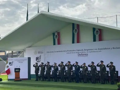 Ascienden y reclasifican a mil 760 militares
