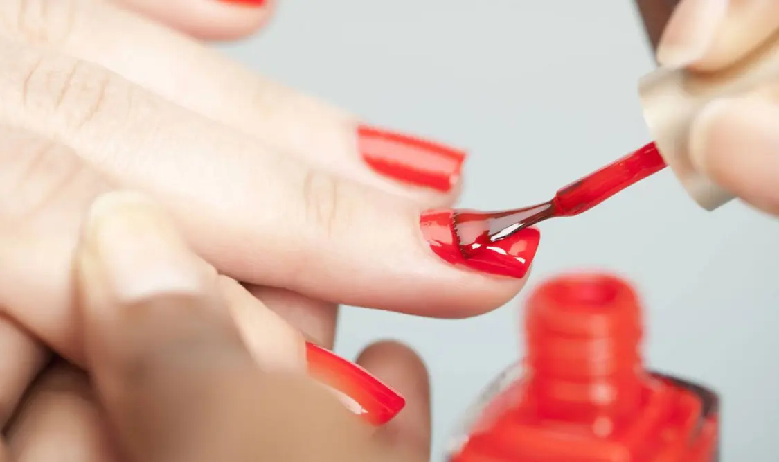 Sustancia común en esmaltes de uñas es cancerígena