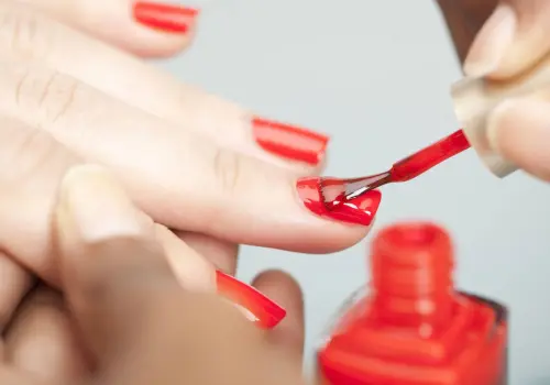 Sustancia común en esmaltes de uñas es cancerígena