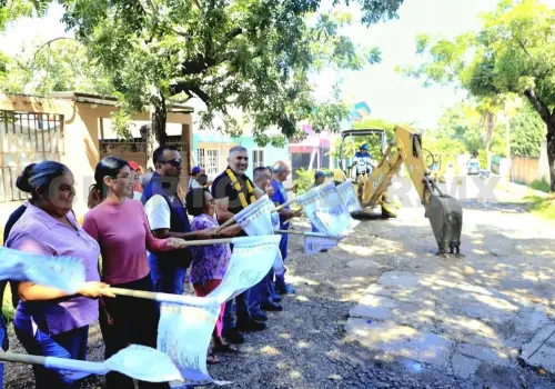 Inicia alcalde pavimentación en calles de  Las Torres