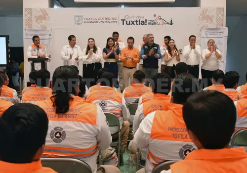 Realizan entrega de uniformes y equipos a PC municipal
