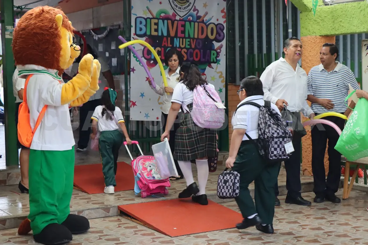 El caos afuera de cada escuela vuelve a ser parte de la normalidad de nuestra ciudad. Diego Pérez / CP 