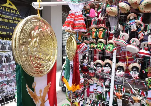 Adornos patrios invaden calles de Tuxtla