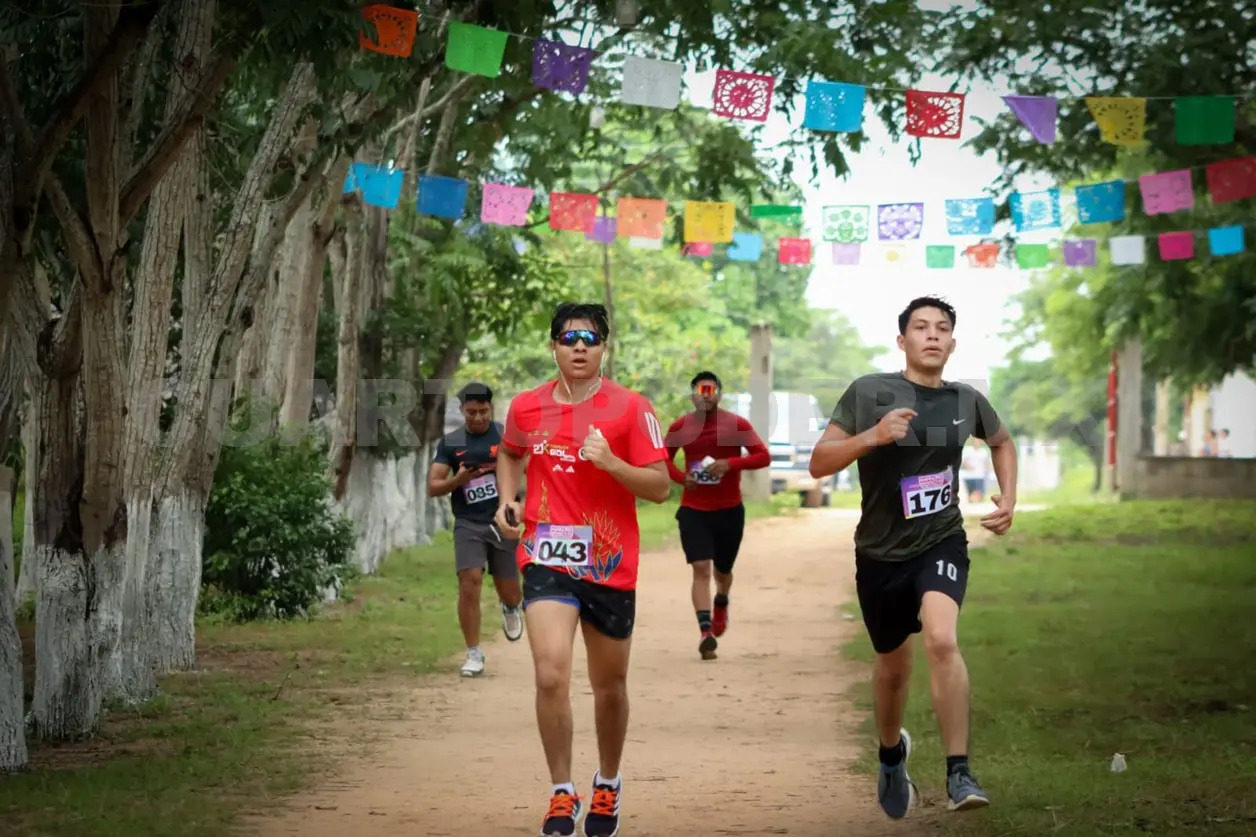 Corredores de distintos municipios se dieron cita en Jiquipilas para participar en la cuarta edición de la Carrera Proyecto Paraíso. Cortesía