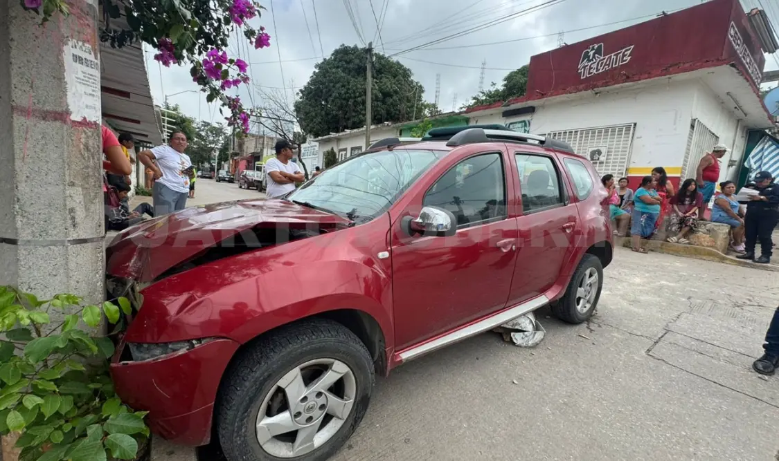 La unidad avanzó sin control alrededor de 200 metros antes de impactarse contra un poste de la CFE. Ulises Villalobos / CP