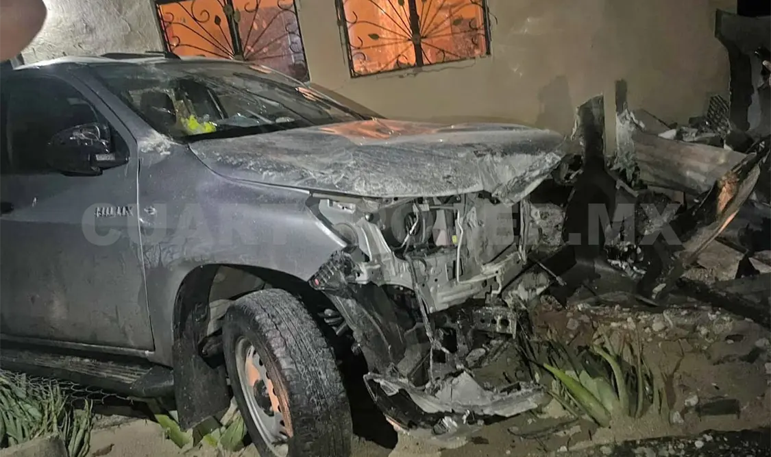 El conductor presuntamente hacía maniobras de manera imprudente hasta que derrapó varios metros antes de estrellarse en el domicilio. Genaro Sánchez / CP